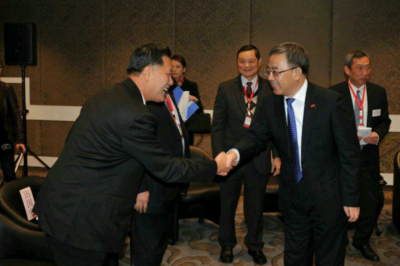 中央政治局委员、广东省委书记胡春华访新，会见禁漫
化学系82级校友黄伟雄 